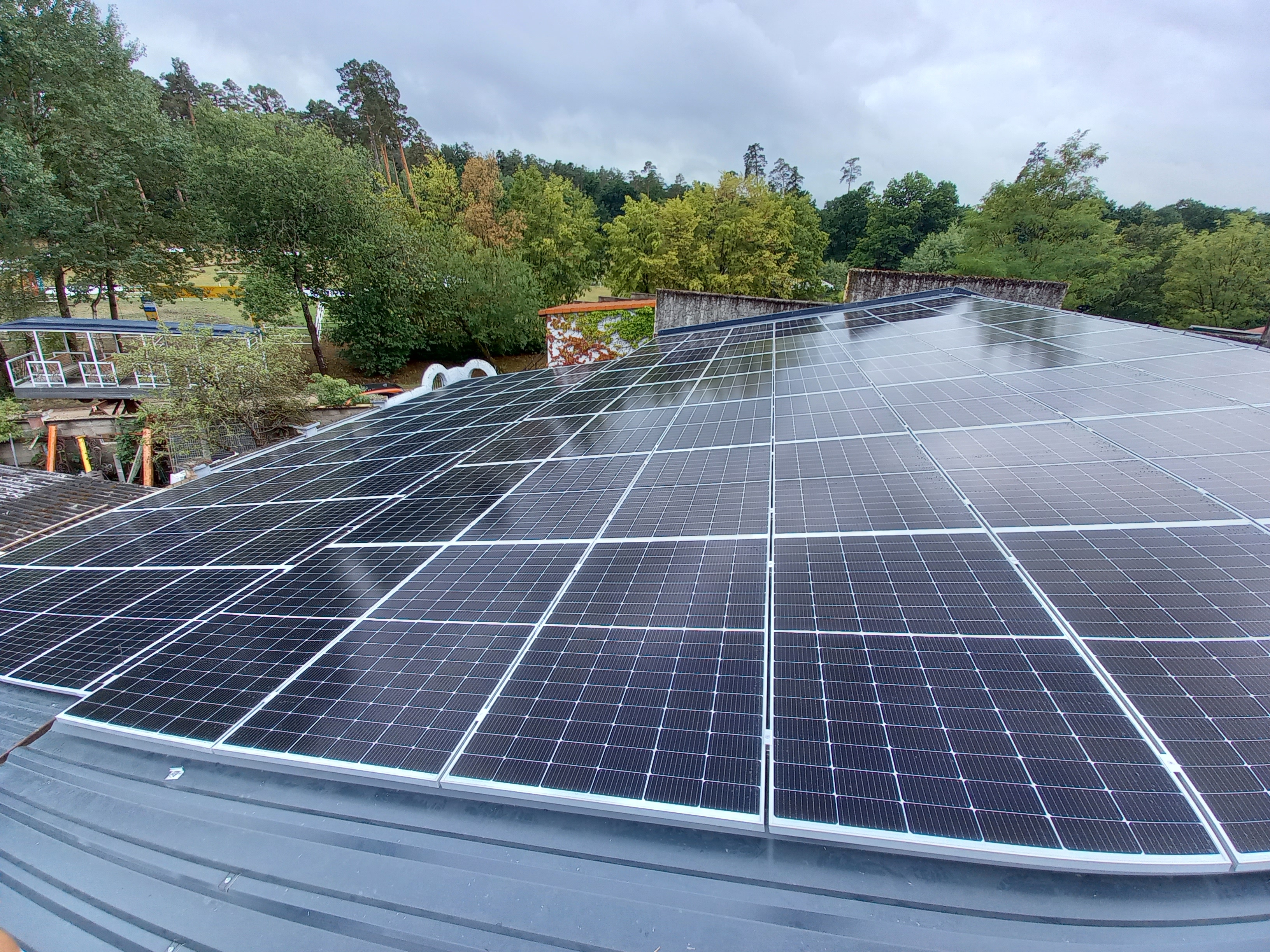 PV-Module auf dem Dach der Westernstadt, Erlebnispark Schloss Thurn
